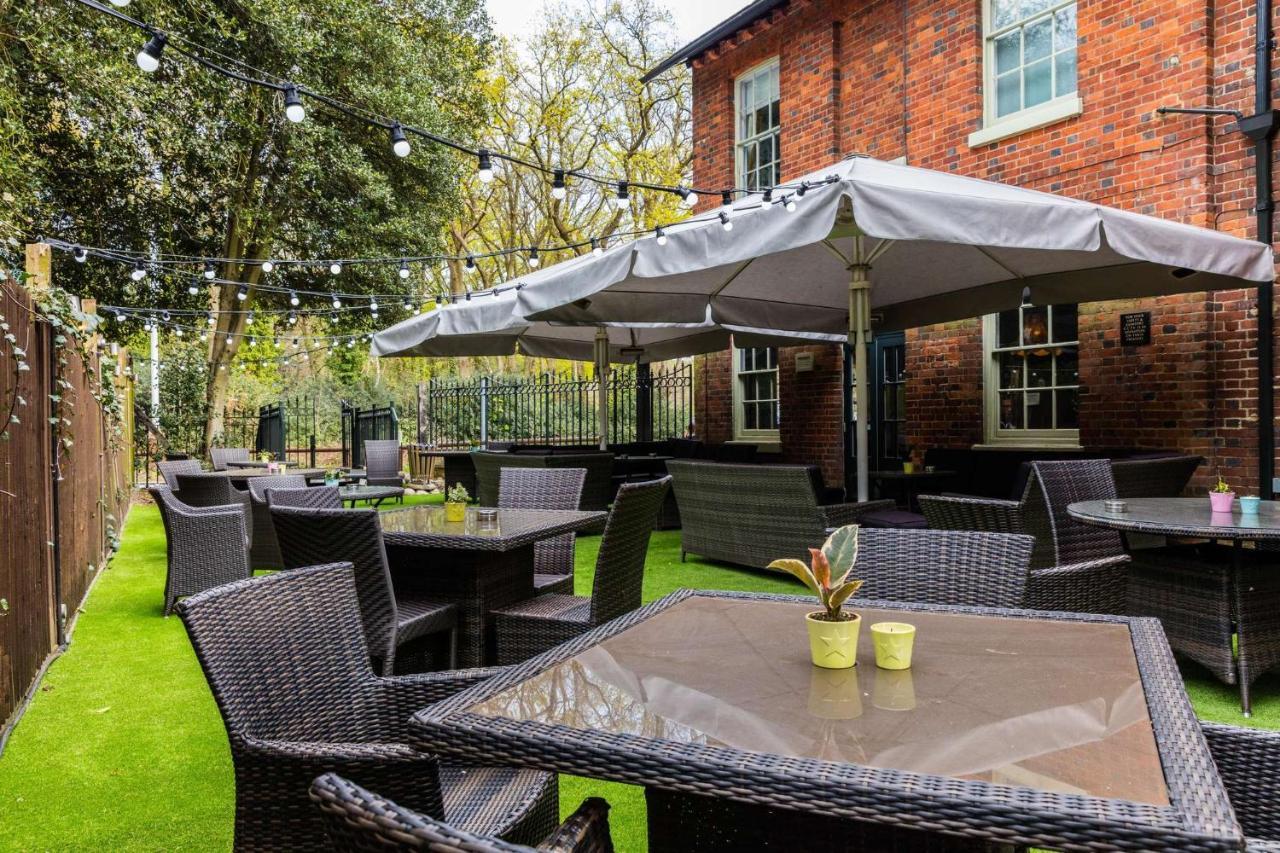 Hand And Spear Weybridge Exterior foto