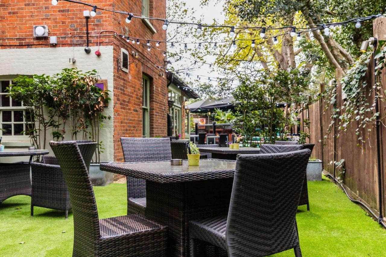 Hand And Spear Weybridge Exterior foto